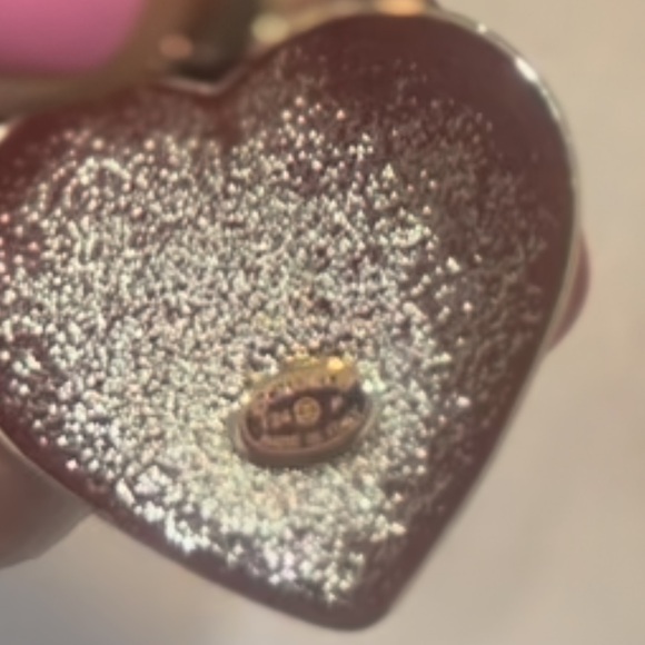 ❤️❤️host pick❤️❤️Chanel authentic 24p enamel heart earrings - Picture 4 of 7